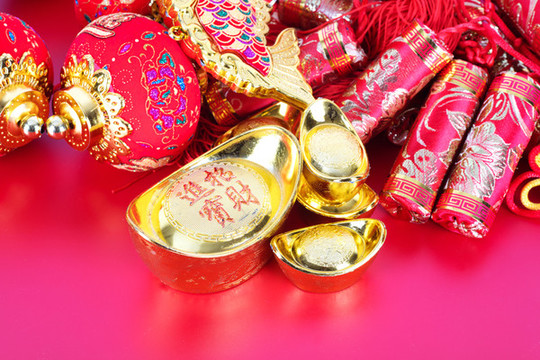 新年金元寶擺件和鞭炮掛件