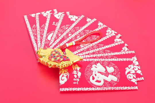 排開的新年紅包和金魚掛件