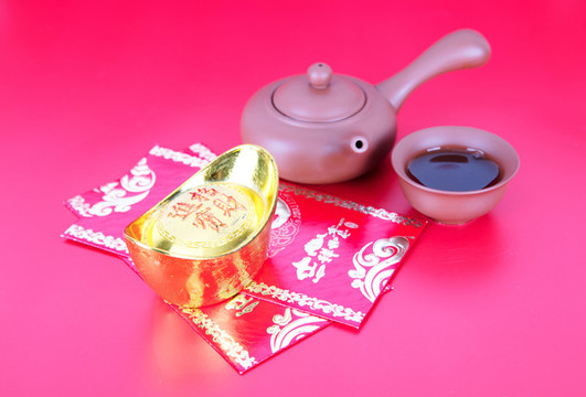 紅包上的金元寶和喝茶茶具