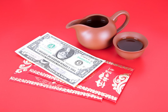 茶具及旁邊的紅包和美金鈔票
