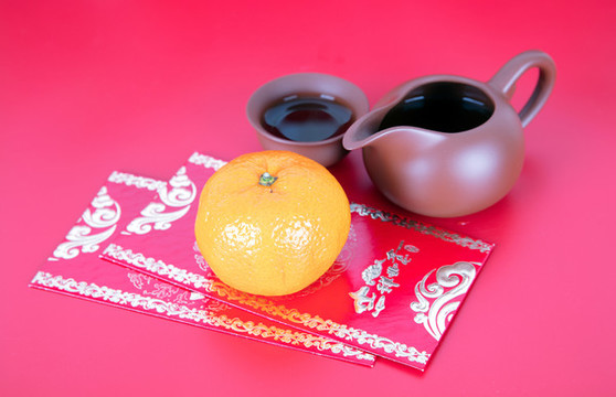 茶具及旁邊的紅包和桔子