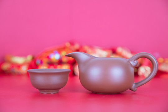 紅背前的紫砂公道杯和茶碗