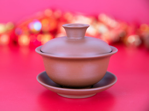 紅背景上的蓋碗茶杯