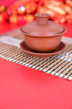 紅背景上的紫砂蓋碗