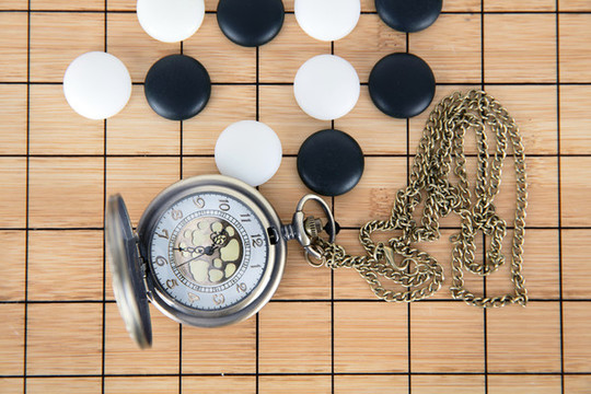 棋盤上的棋子和懷表