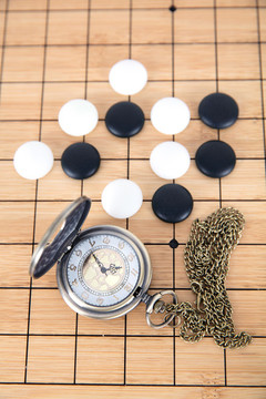 棋盤上的棋子和懷表