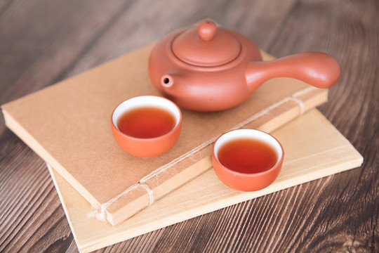 紫砂把壺和兩碗熱茶及筆記本