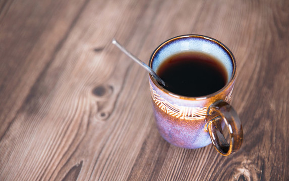 桌子上一杯紅茶