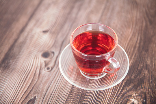 桌子上的一杯紅茶