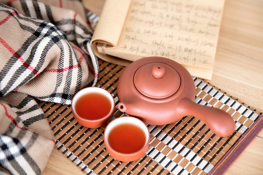 冬季室內(nèi)飲茶和看書