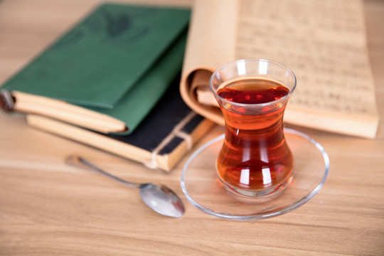一杯土耳其紅茶和幾本書