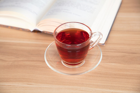 一杯熱茶和翻開(kāi)的書(shū)