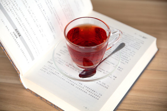 翻開書上的一杯紅茶