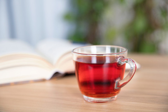 一杯紅茶和翻開的書