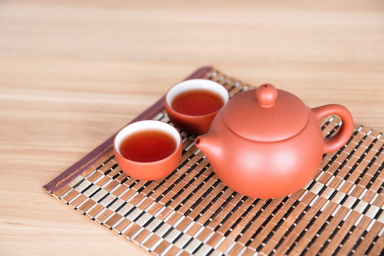 西施乳壺和兩杯茶
