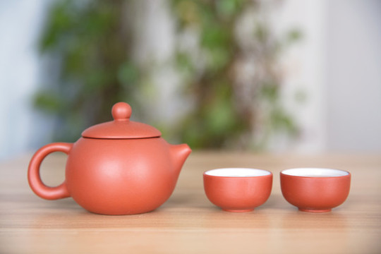紫砂西施乳壺和兩個(gè)茶碗