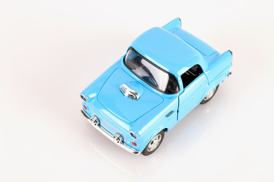 白背景上藍(lán)色的小汽車模型