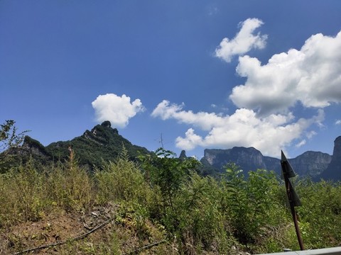 山峰與藍(lán)天白云