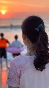 海邊美女背影
