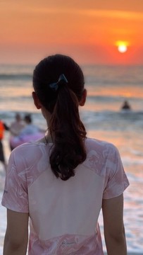 海邊美女背影