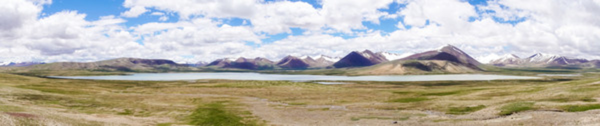 青藏高原唐古拉山與高原湖泊全景