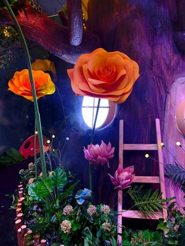 山洞場(chǎng)景里的假花