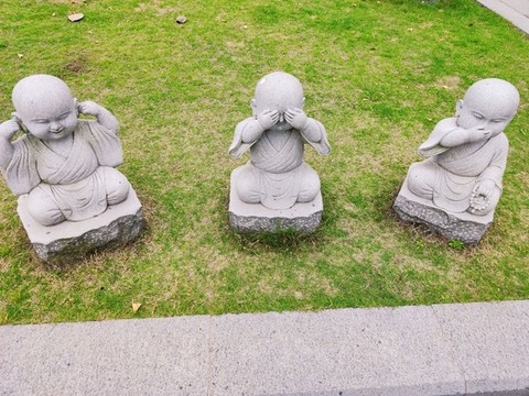 不同姿態(tài)的小和尚石雕