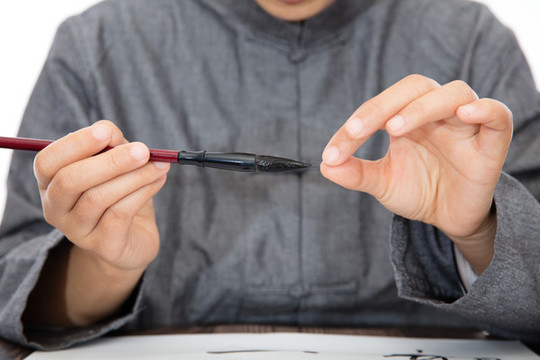 書法藝術(shù)家在整理毛筆筆頭