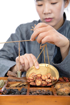 中醫(yī)藥師正在稱重中藥山楂干