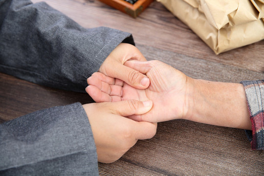 中醫(yī)醫(yī)生正為患者手部按摩