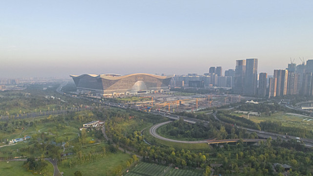 天府大道旁的城市建筑