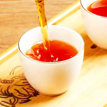 白瓷杯泡紅茶