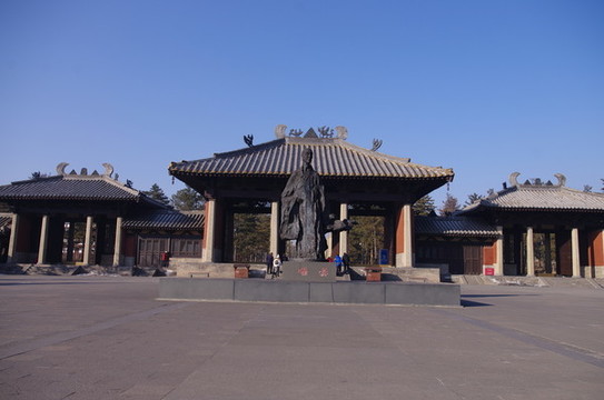 山西大同云岡石窟曇曜雕像