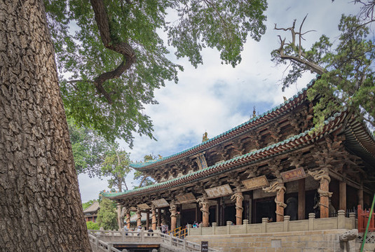 山西太原晉祠古樹與圣母殿