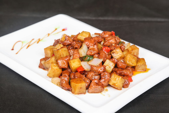 石板黑椒鮑菇牛柳粒