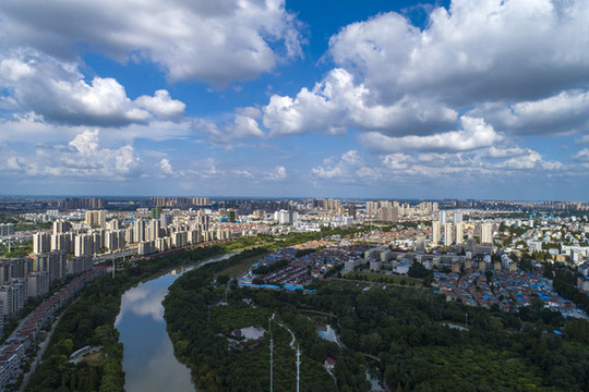 江蘇淮安藍天白云下的運河城市