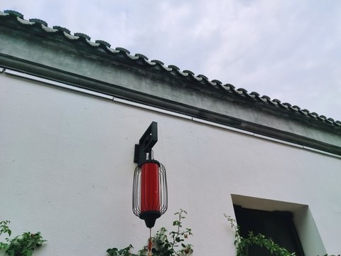 古圍墻上的路燈