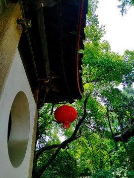 御碑亭檐角下的紅燈籠