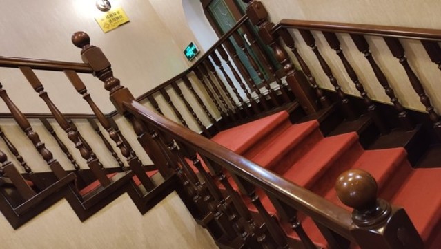 历史旧木楼梯