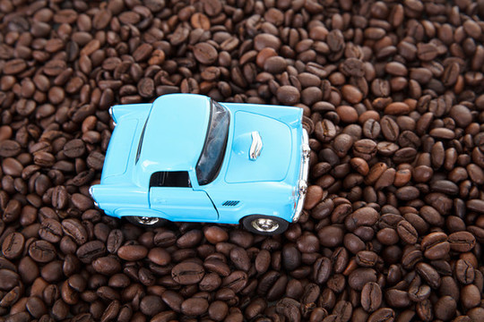 行驶在一堆咖啡豆上的小汽车模型