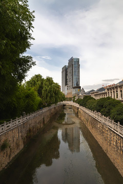 柳映拱橋