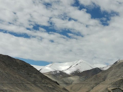 雪山藍(lán)天白云