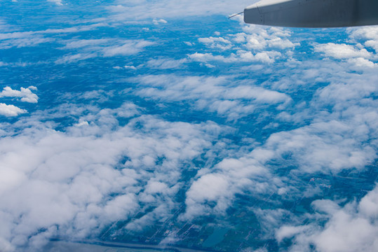飛機(jī)在空中航拍大地