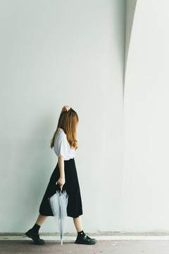 女性背影