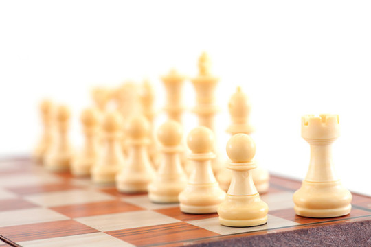特寫拍攝棋盤上國際象棋的棋子