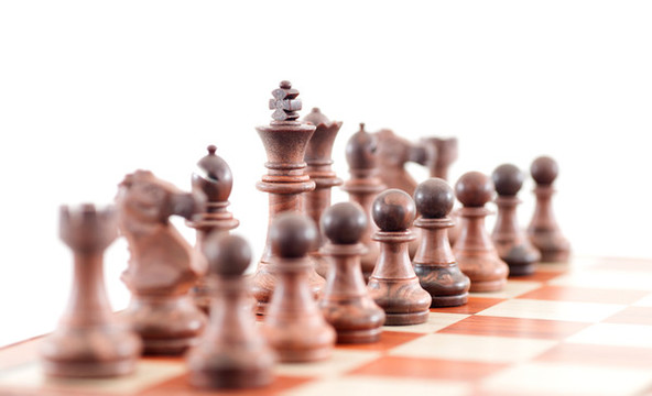 特寫拍攝棋盤上國際象棋的棋子