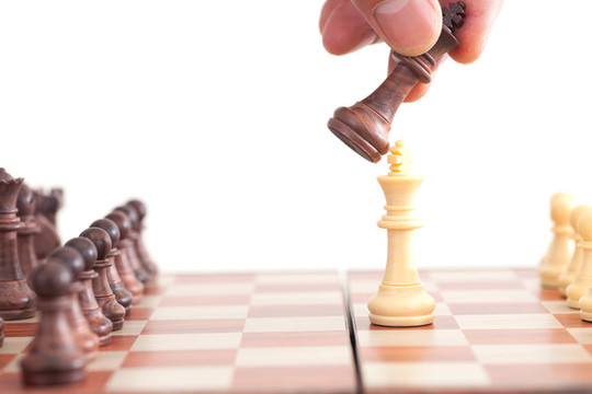 國際象棋棋盤上正在對決的國王棋