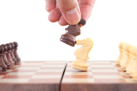 國際象棋棋盤上正在對決的馬棋子