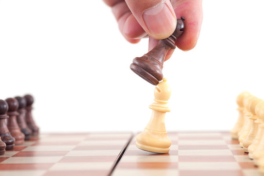 國際象棋棋盤上正在對決的象棋子