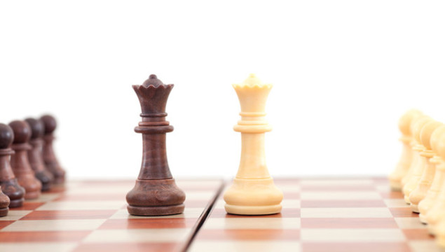 棋盤上正在對(duì)決的國(guó)際象棋皇后棋
